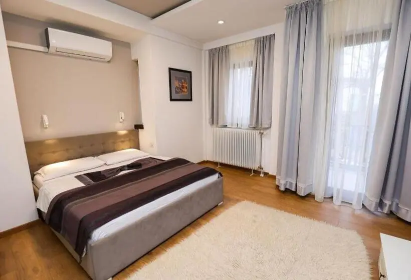 اتاق لوکس با بالکن, Bujtina Oxhaku