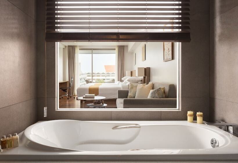 غرفة قياسية ثلاثية, Emion Phnom Penh