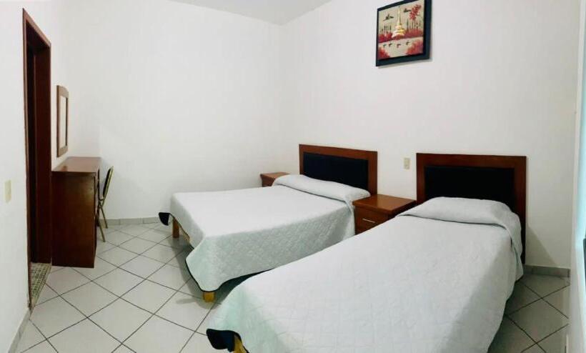 غرفة قياسية ثلاثية, En Guadalajara Posada Mi Rey