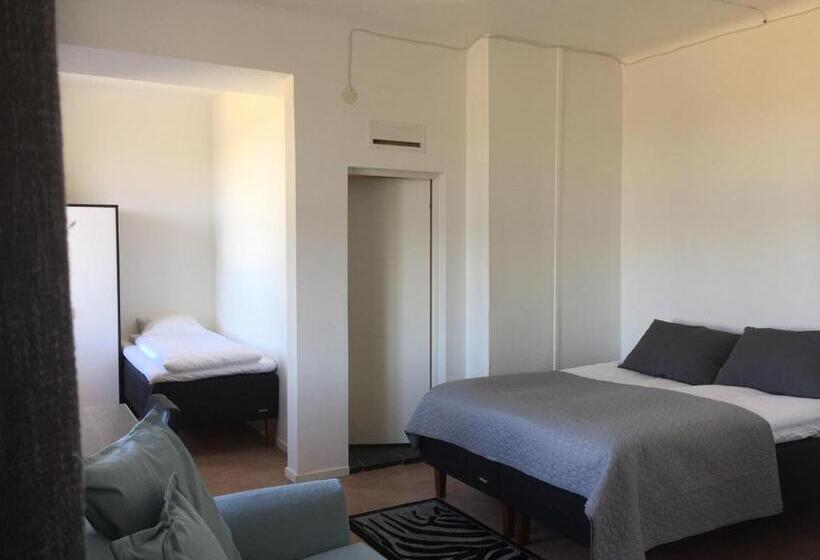 اتاق خانوادگی با چشمانداز دریا, Waterside Mariestad