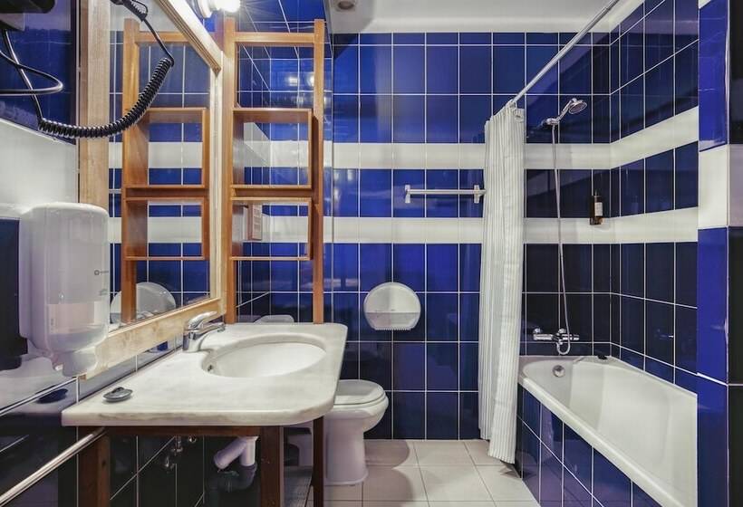 공동 객실, Selina Peniche