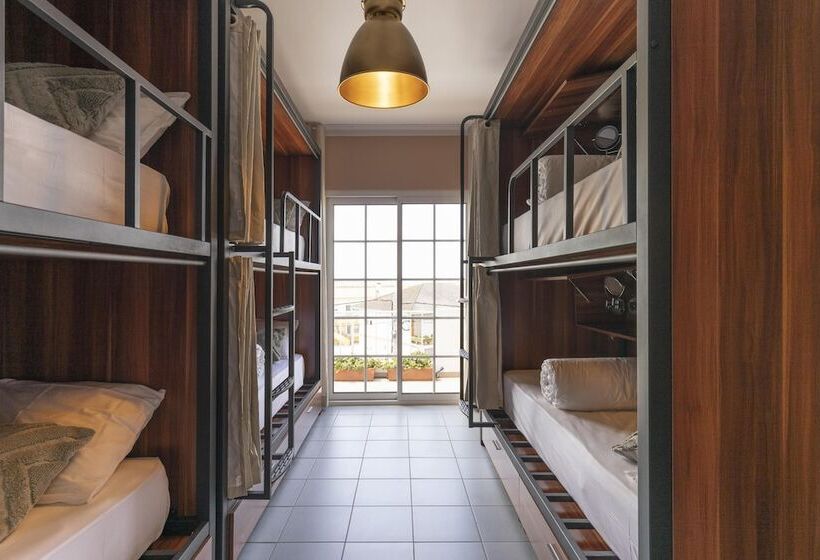 공동 객실, Selina Peniche