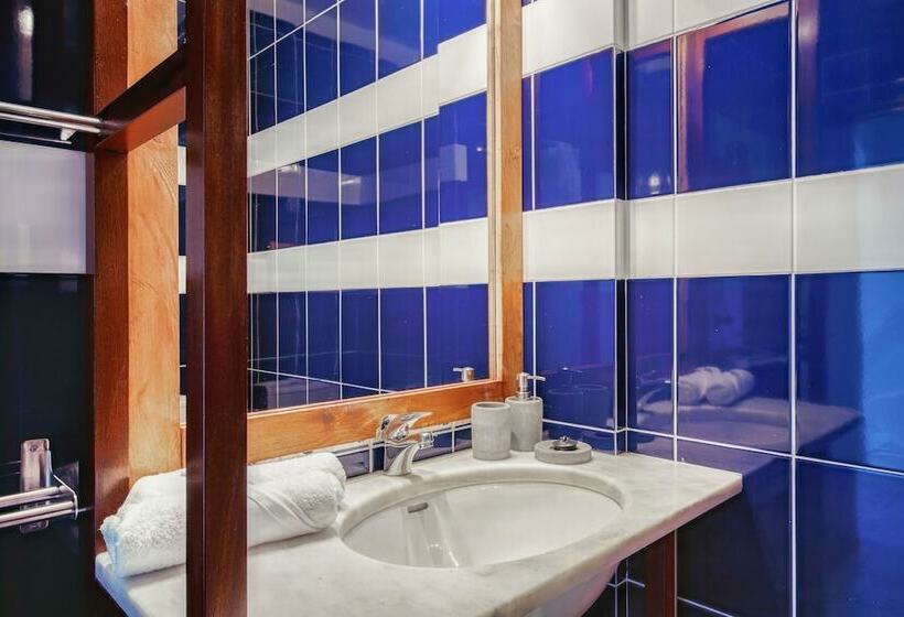 디럭스 룸, Selina Peniche