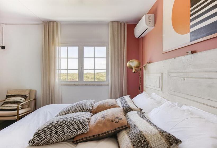 디럭스 룸, Selina Peniche