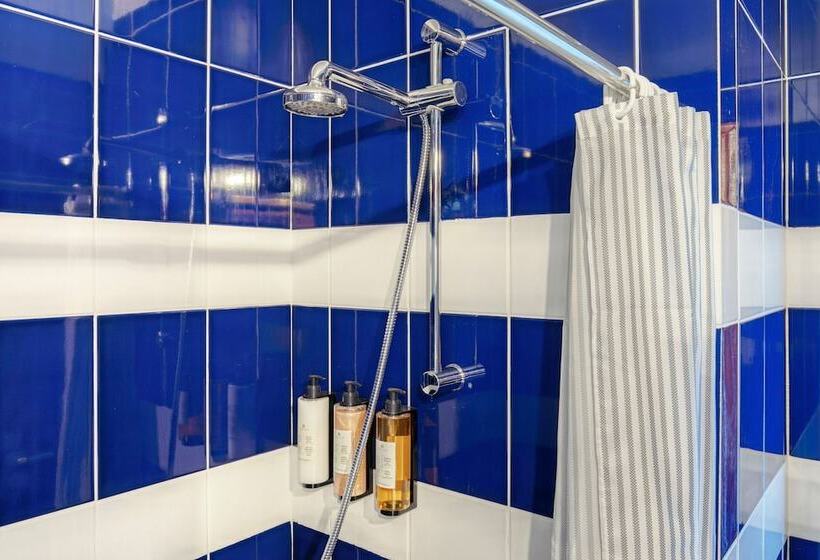 스탠다드 룸, Selina Peniche