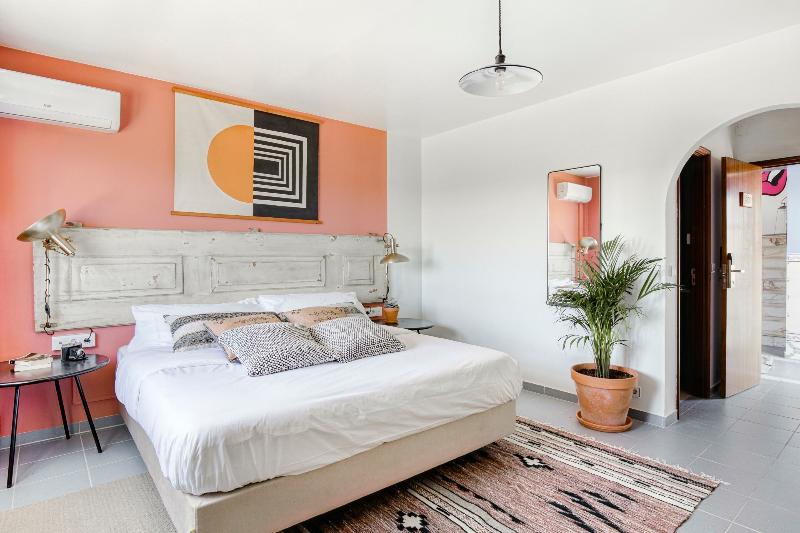 디럭스 룸, Selina Peniche