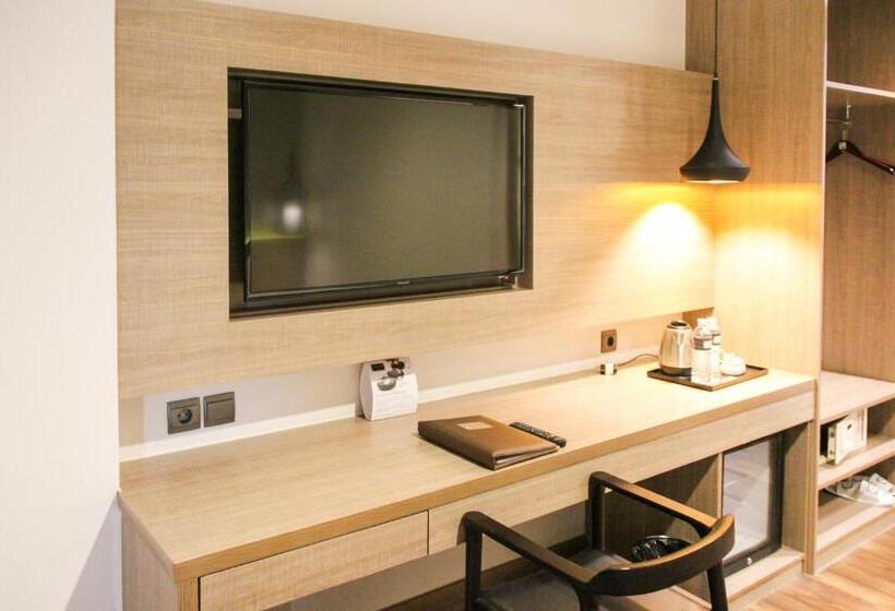 Quarto Triplo Estandar, Rivoli Hotel Jakarta