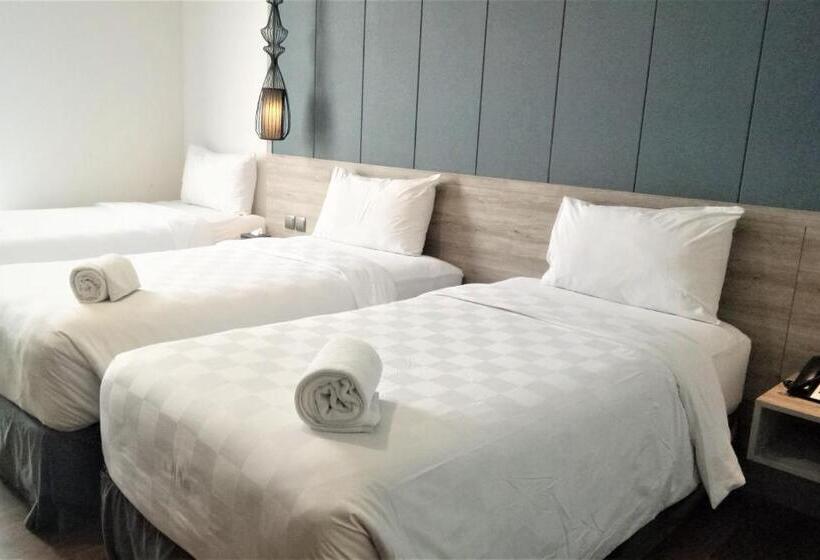 Quarto Triplo Estandar, Rivoli Hotel Jakarta