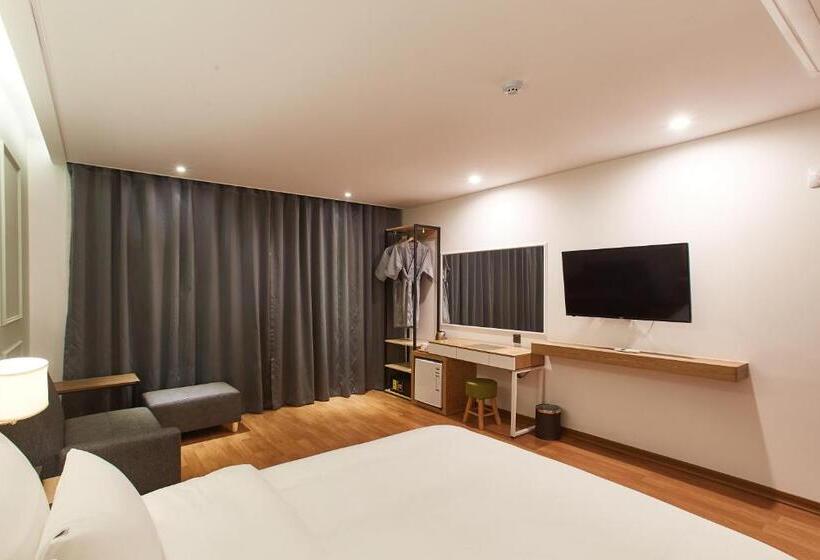 חדר דלוקס, The Maru