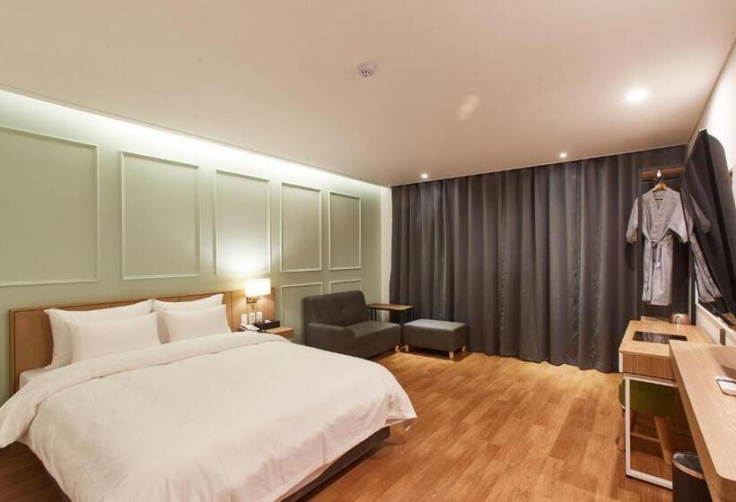 חדר דלוקס, The Maru