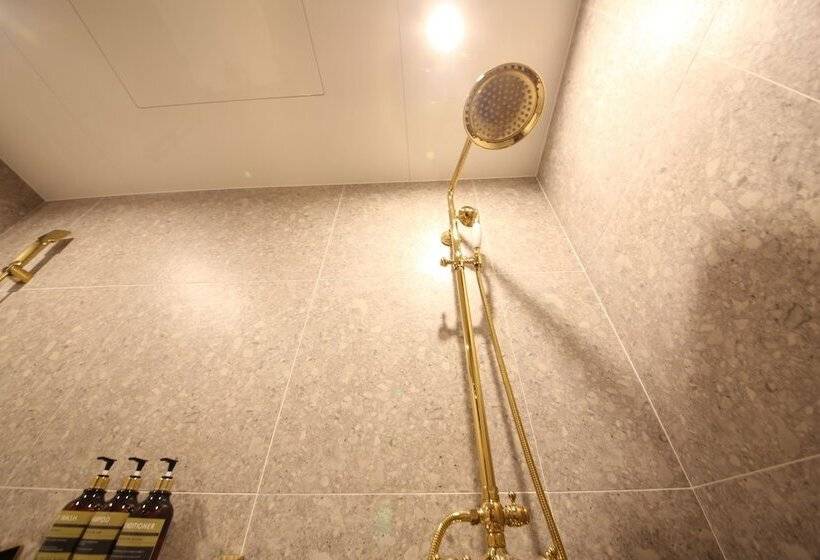 디럭스 룸, Den Basta