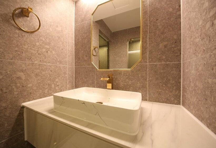 디럭스 룸, Den Basta