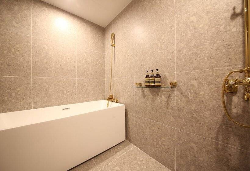 디럭스 룸, Den Basta