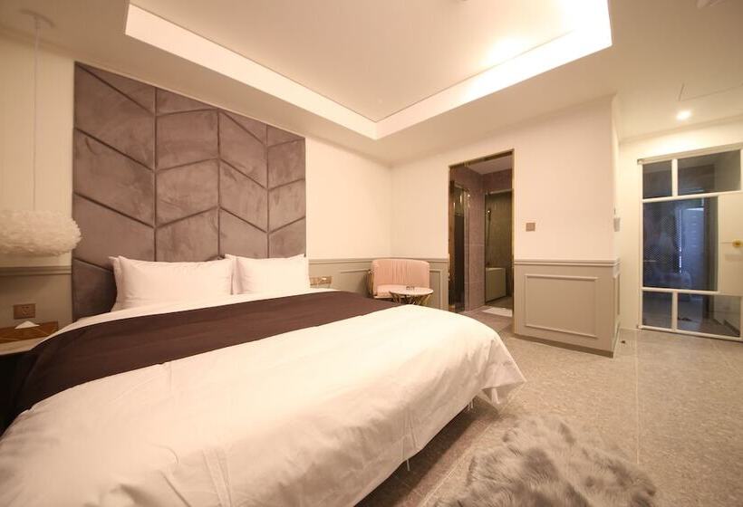 디럭스 룸, Den Basta