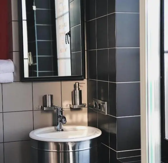 سوییت جونیور با چشم‌انداز شهر, Design Hotel Rooms And Rumors