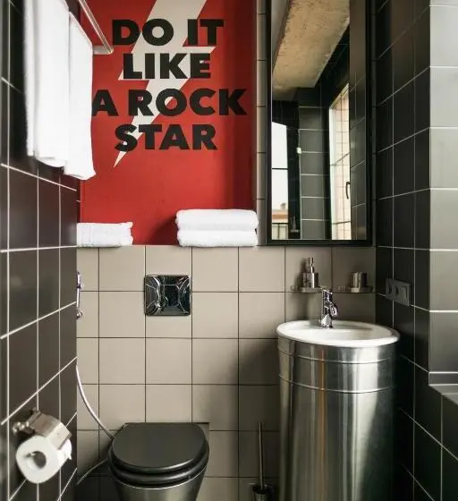 سوییت جونیور با چشم‌انداز شهر, Design Hotel Rooms And Rumors