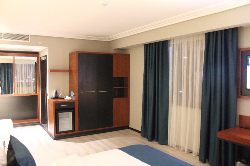 اتاق لوکس, Grand Vaves