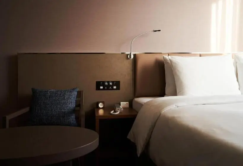 キングサイズベッドのスイートルーム, Holiday Inn & Suites Shin Osaka, An Ihg