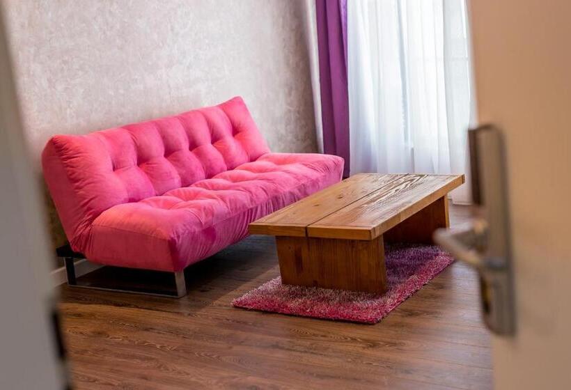 سوییت جونیور, The Embassy Nord