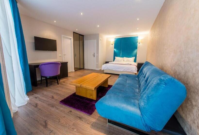 سوییت جونیور, The Embassy Nord