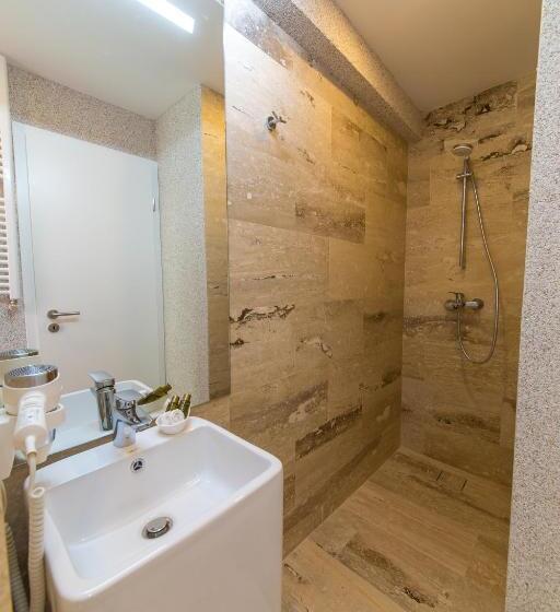 سوییت جونیور, The Embassy Nord