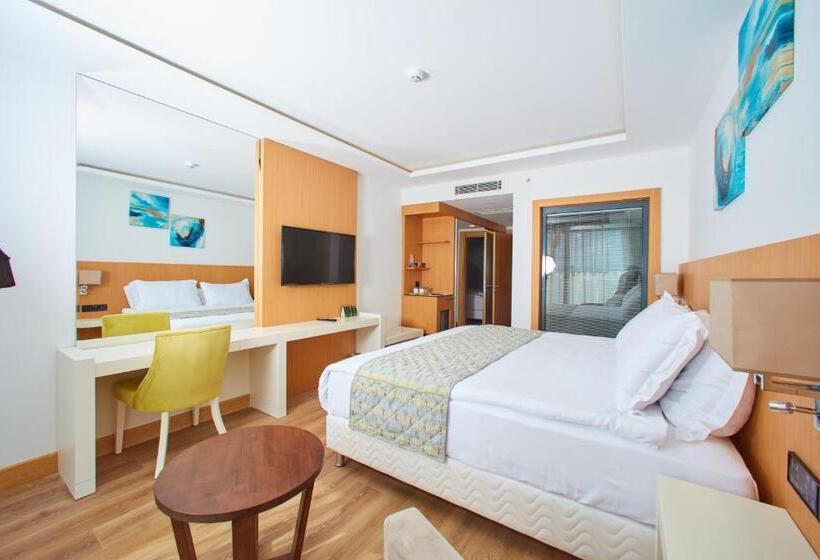 غرفة عائلية مطلّة علي البحر, The Nowness Luxury Hotel & Spa