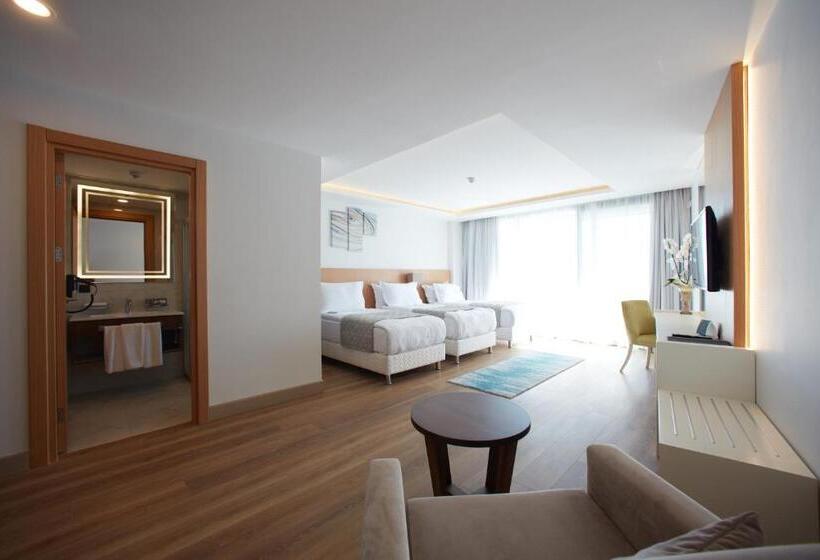 غرفة عائلية مطلّة علي البحر, The Nowness Luxury Hotel & Spa