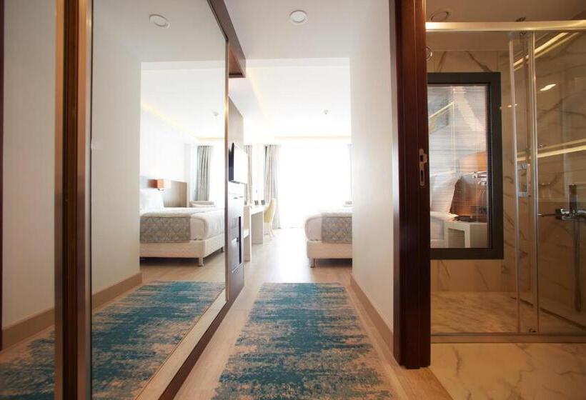 غرفة عائلية مطلّة علي البحر, The Nowness Luxury Hotel & Spa