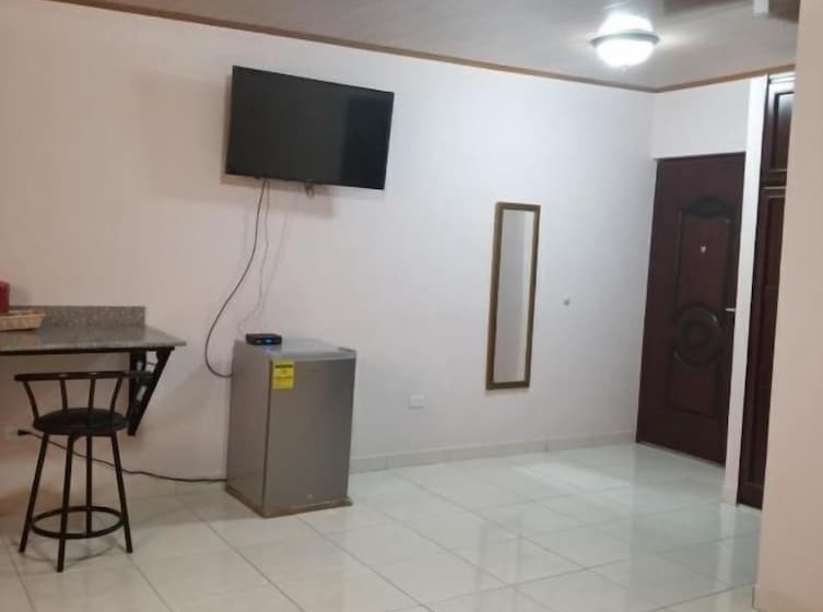 חדר משפחתי, B&d Lodgings