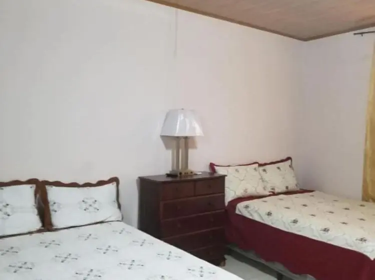 اتاق خانوادگی, B&d Lodgings