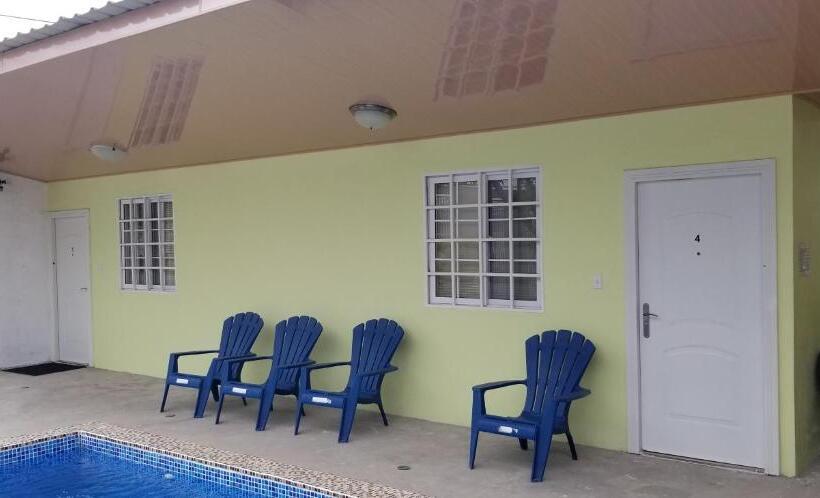 חדר סטנדרט לארבעה, B&d Lodgings