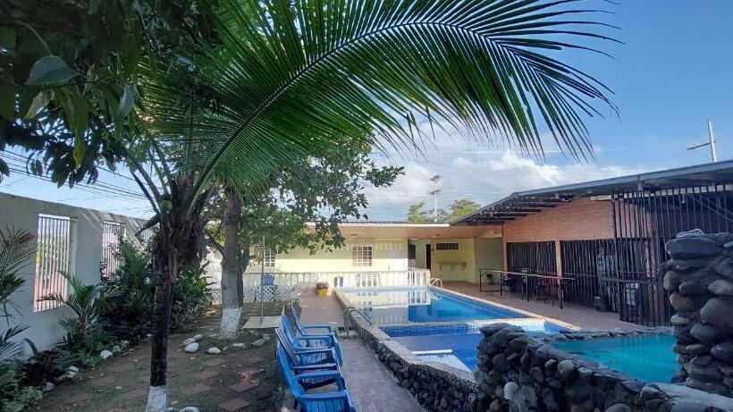 חדר משפחתי, B&d Lodgings