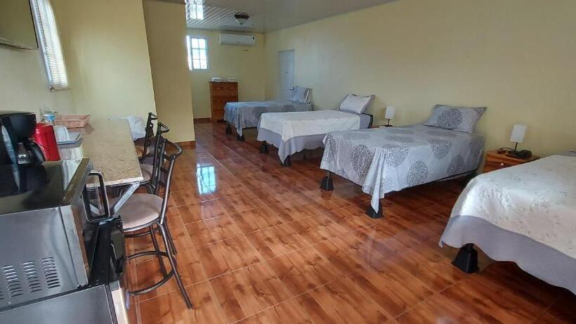 חדר סטנדרט לארבעה, B&d Lodgings