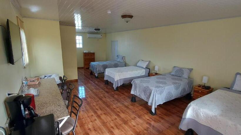 חדר סטנדרט לארבעה, B&d Lodgings