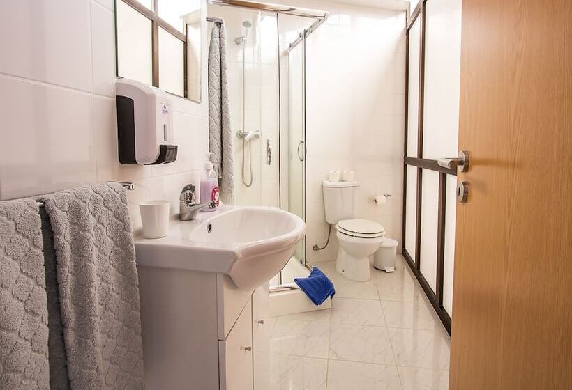 バス共有のスタンダードルーム, Central Guest House