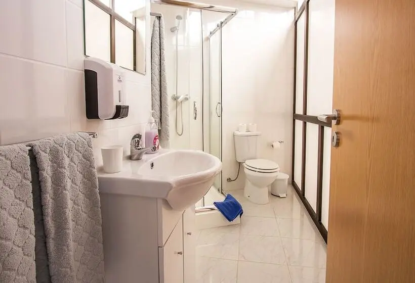 اتاق استاندارد با سرویس بهداشتی مشترک, Central Guest House
