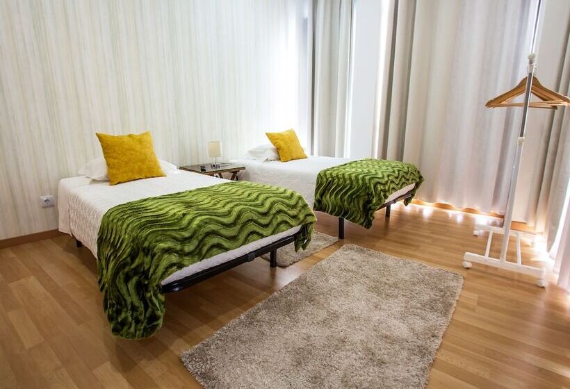 اتاق استاندارد با سرویس بهداشتی مشترک, Central Guest House