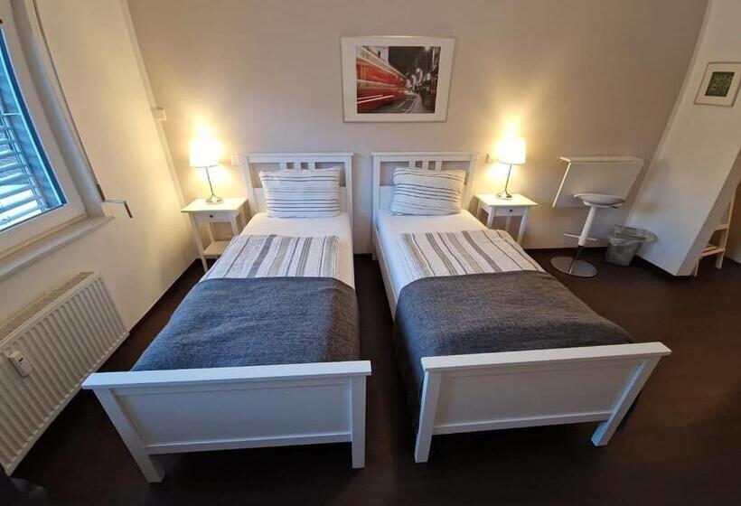 标准三人间, Zum Postwagen