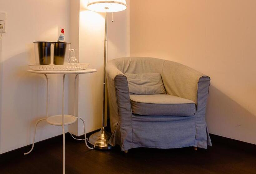 标准三人间, Zum Postwagen