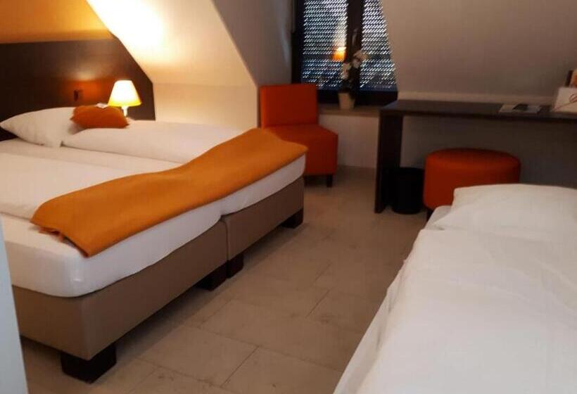 Номер Стандарт Трехместный, Kh Hotel Mit Restaurant