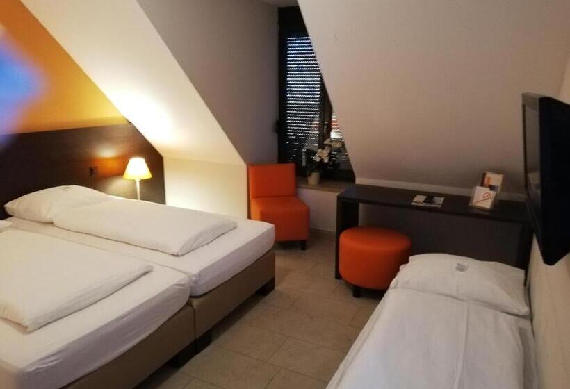 Номер Стандарт Трехместный, Kh Hotel Mit Restaurant