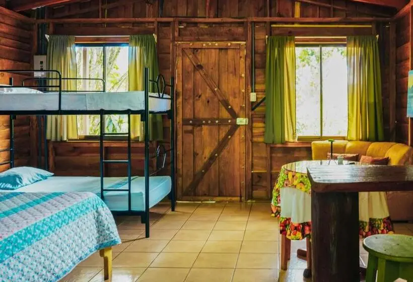 اتاق لوکس, Hospedaje La Naciente