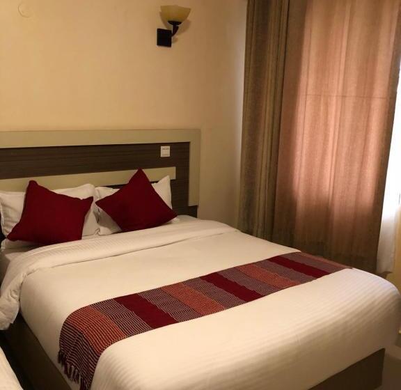 اتاق لوکس, Mara Frontier