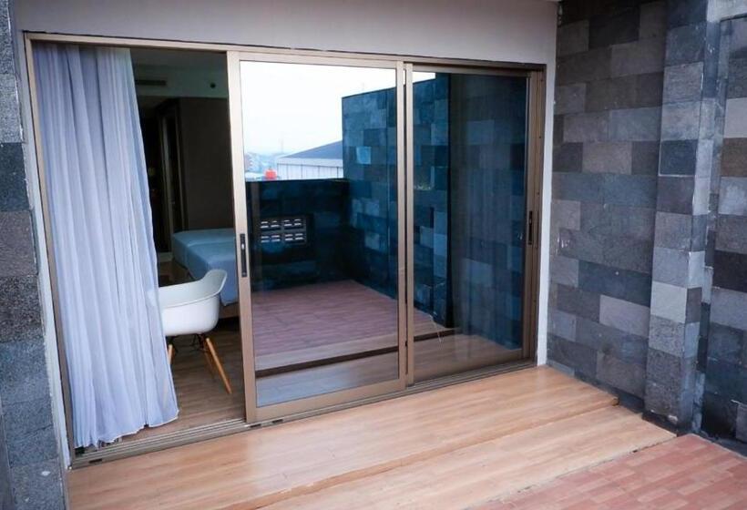 غرفة قياسية مزوَّدة بشُرفة, Ayola Sunrise Mojokerto