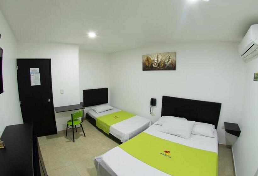 חדר דלוקס לשלושה, Embajador Del Llano