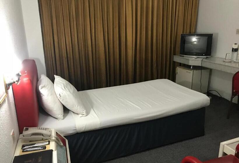 اتاق استاندارد یک نفره, Razmoni Isha Kha International