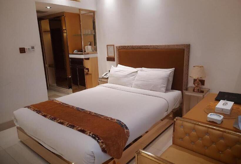 اتاق لوکس, Razmoni Isha Kha International