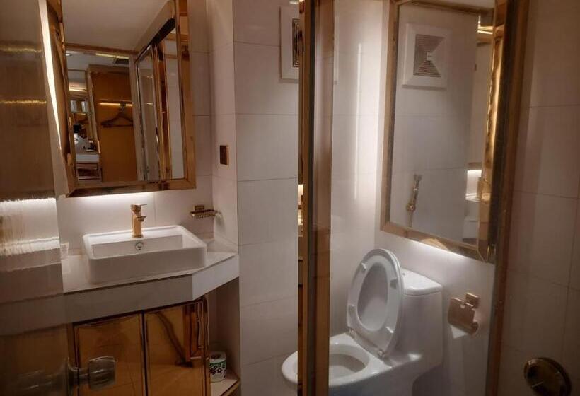 اتاق لوکس, Razmoni Isha Kha International