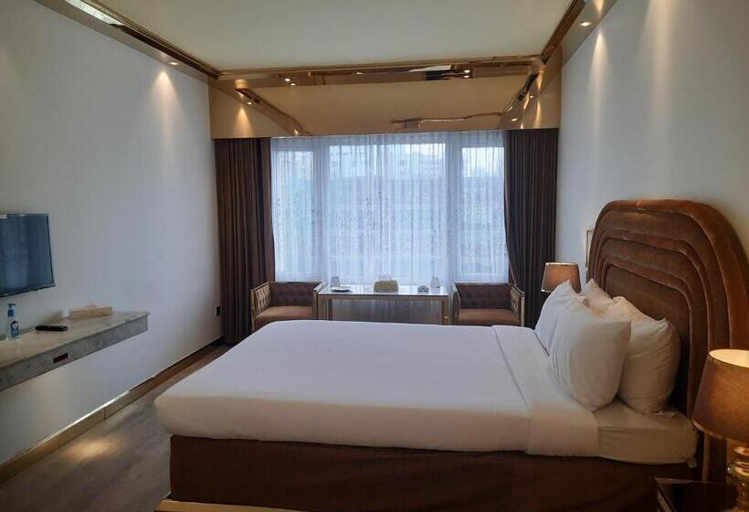 اتاق لوکس, Razmoni Isha Kha International