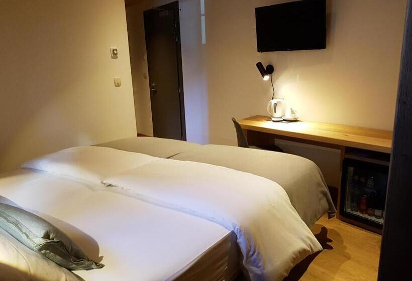 آپارتمان یک خوابه با دری مشترک که هال را جدا می کند., Vandot